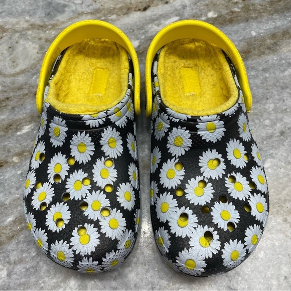 CROCS CROCS Lined Classic Clog Vacay Vibe Daisy Print Girls Size J1 Yellow Black - Picture 2 of 9